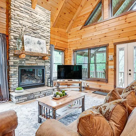 15 Mi to Hocking Hills Secluded Cabin with Hot Tub